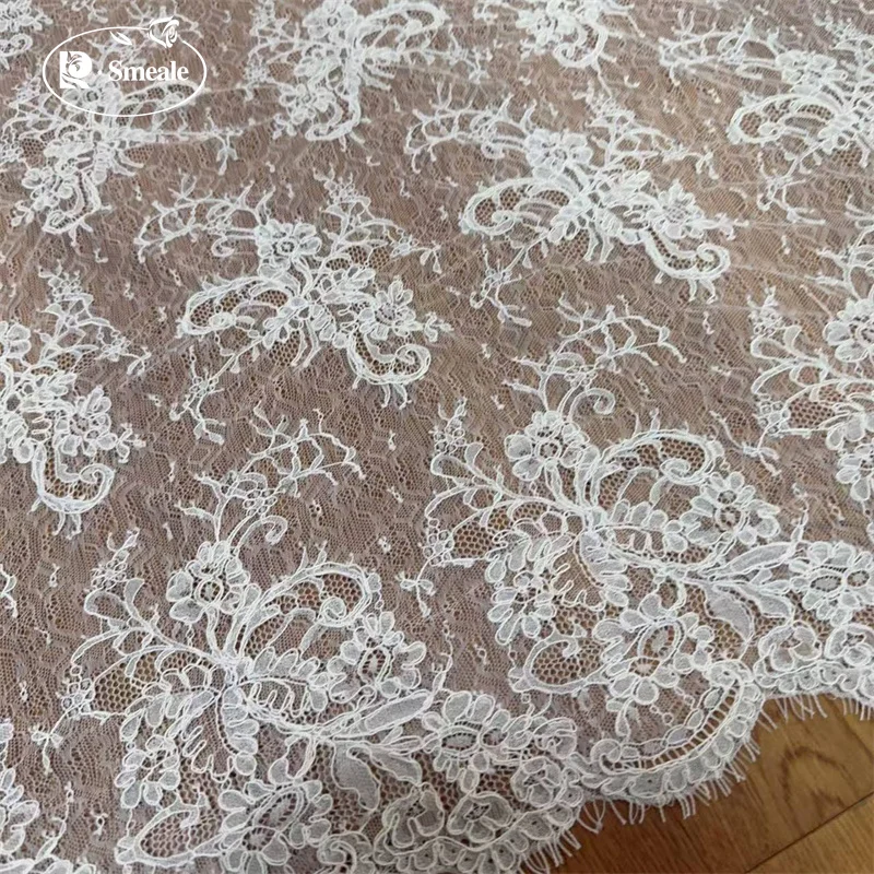 3MX1,5M Hochzeitskleid-Stoff mit Weißen Geometrischen Blumen. Hochwertiger Spitzenstoff mit Wimpernrand NEU – Detail 6