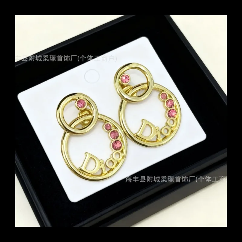 

Новые универсальные серьги-гвоздики Dijia, изысканные серьги-гвоздики с английской буквой и розовыми стразами для шпилек