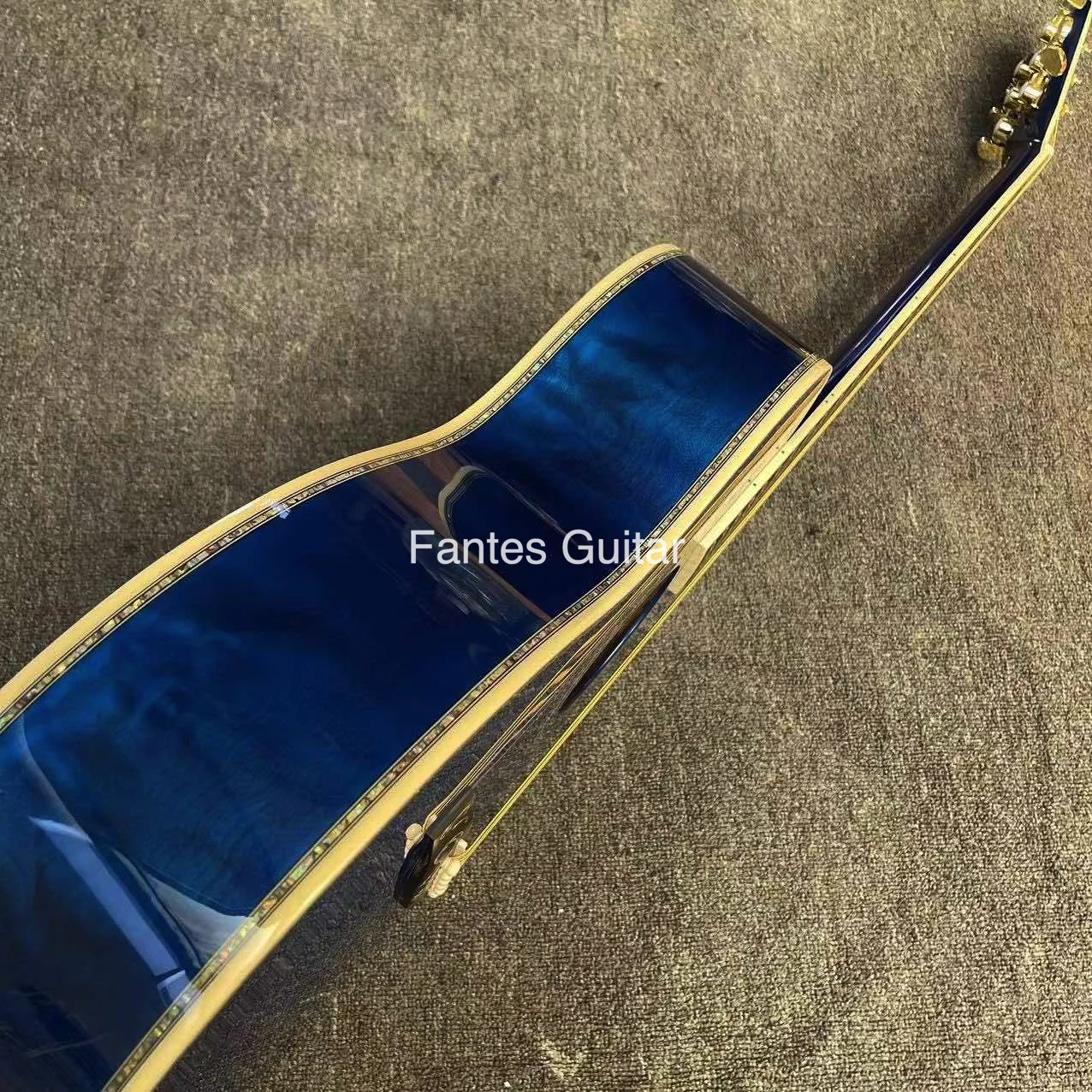 متوفر، جيتار صوتي من سلسلة OM مخصص من خشب التنوب الصلب باللون الأزرق المموج من خشب القيقب الصلب ولوحة أصابع من خشب الأبنوس الخلفي