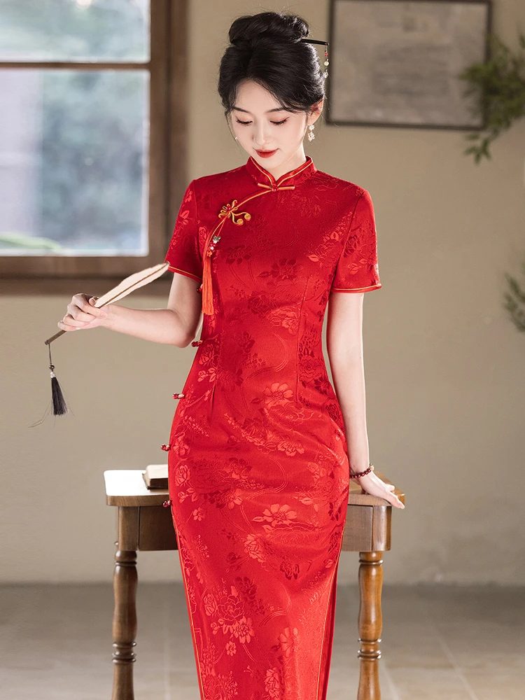 

Красное новое китайское длинное церемониальное платье с высоким воротником и коротким рукавом из дышащего полиэфирного волокна с цветочным узором для женщин