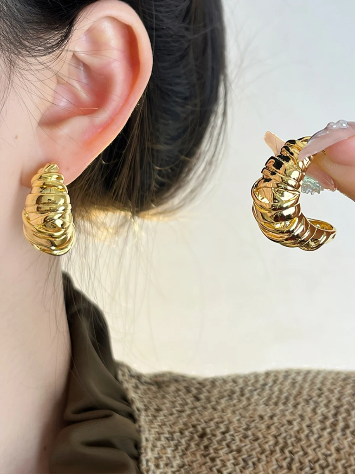 

Minimalist Horn Shape Earrings Unique Vintage Metal Twisted Design Irregular Ins Style Ear Cuffs Jewelry