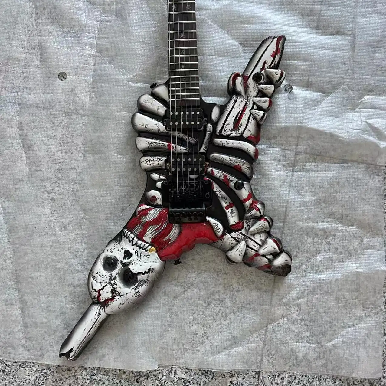 Em estoque, guitarra elétrica com escultura de caveira de chama de 6 acordes, corpo desenhado à mão, fotos de envio reais, pedido enviado imediatamente