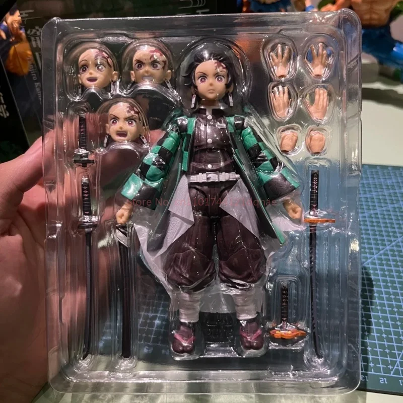 

В наличии Bandai Sh.Figuarts Demon Slaye Tanjiro Kamado Модельный комплект В наличии Аниме Экшн-истребитель Готовая модель игрушки Подарочные украшения