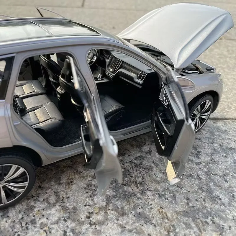 Nowy 1:18 2023 VOLVOs XC60 SUV aluminiowy Model samochodu odlewany Metal samochodzik kolekcja symulacji modelu samochodu dekoracja prezent dla dzieci