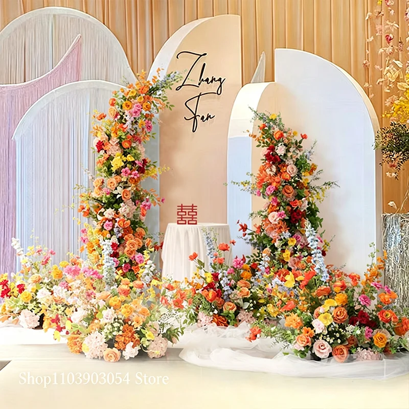 Orangefarbener künstlicher Hochzeitsbogen mit Blumenarrangement aus Seidenrosen und Pfingstrosen als Hintergrunddekoration für Hochzeitsfeier, Bühne und Foto-Requisiten. – Detail 2