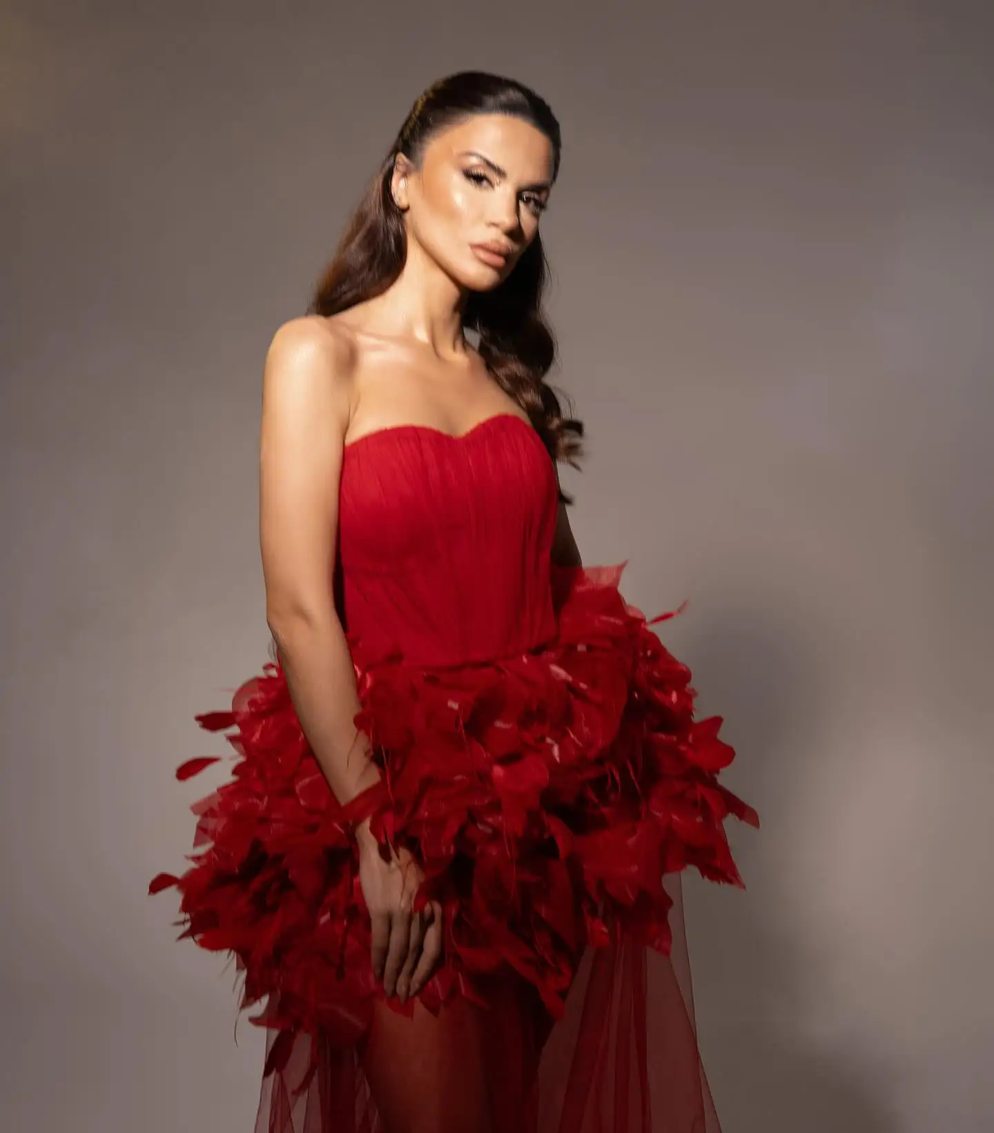 Chique plissado penas vestido de noite 2026 alta costura vestido vermelho sem alças em camadas tule vestidos de festa de casamento vestido formal de noite