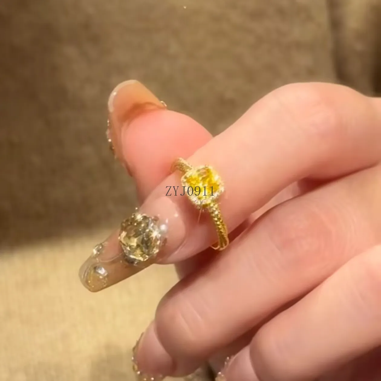 Super flash pequeno cubo de açúcar anel moda feminina luz luxo personalidade alto sentido requintado anel feminino