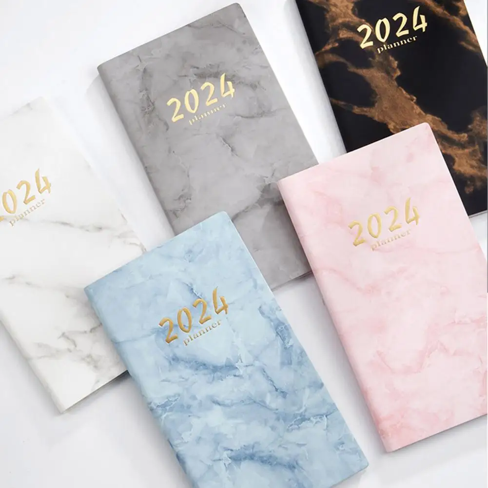 สมุดวางแผน2024ปกแข็งสำหรับนักเรียนสมุดแพลนเนอร์2024 A6ภาษาอังกฤษพร้อมริบบิ้นปกแข็งหนังสังเคราะห์บุ๊คมาร์คกระดาษหนาสำหรับนักเรียน