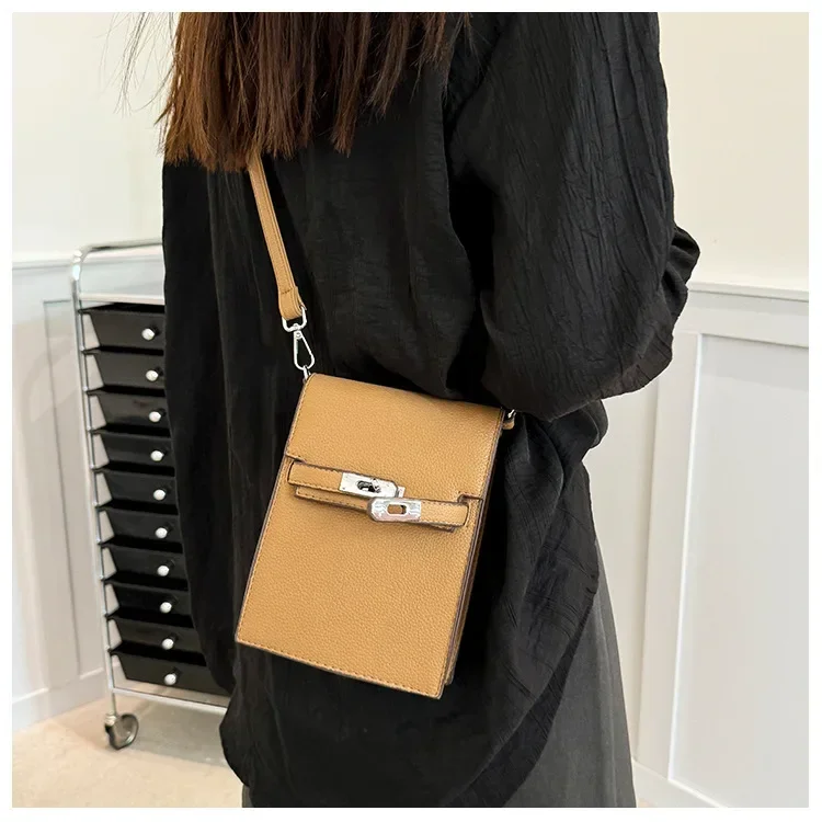 حقيبة كلاتش كروس أنيقة للسيدات لعام 2025 مستوحاة من أسبوع الموضة في باريس مصنوعة من النايلون المعاد تدويره وقابلة للفصل ومتينة