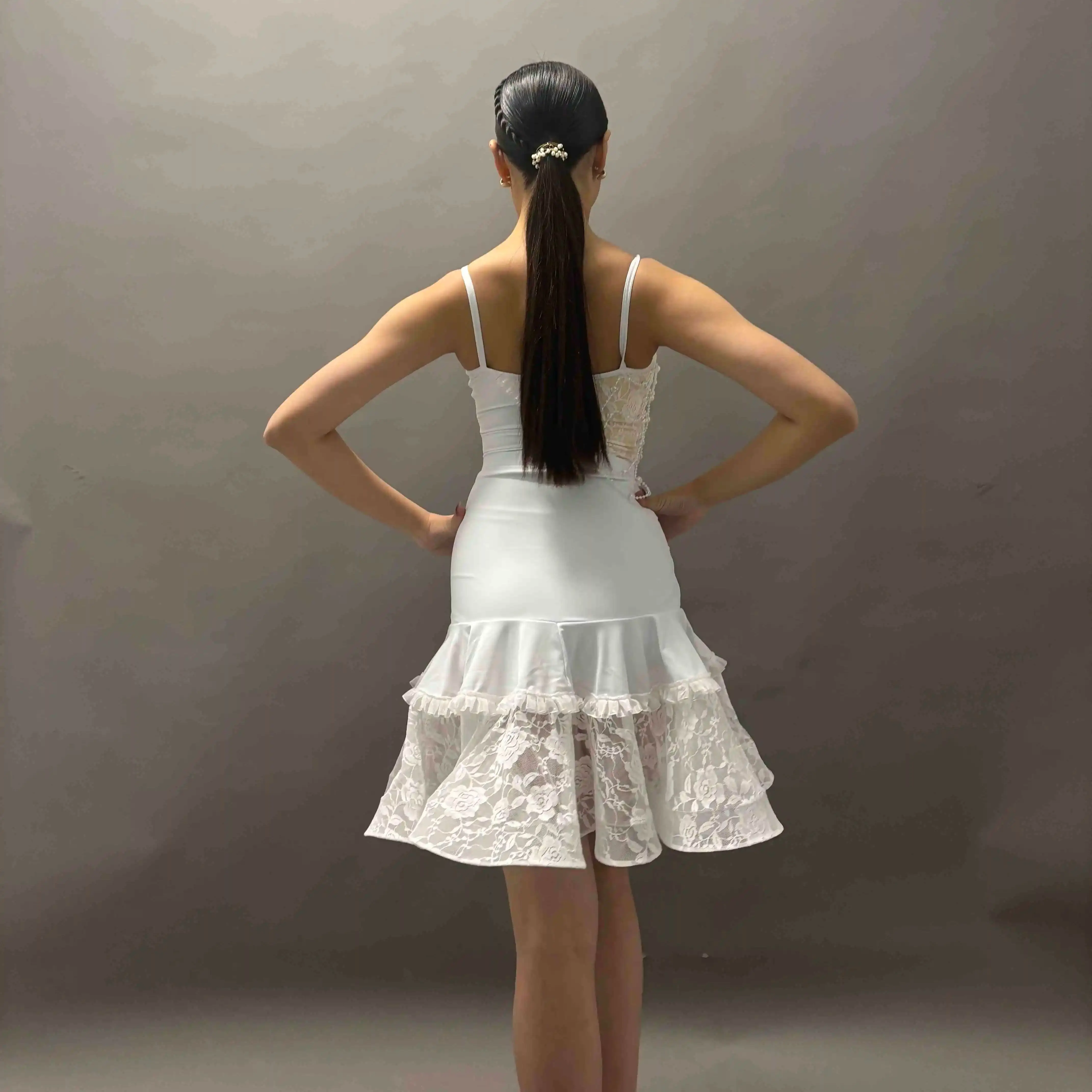 2025 novo vestido de dança latina trajes desempenho split terno feminino alça branca renda saia superior feminino samba roupas dança dn21611