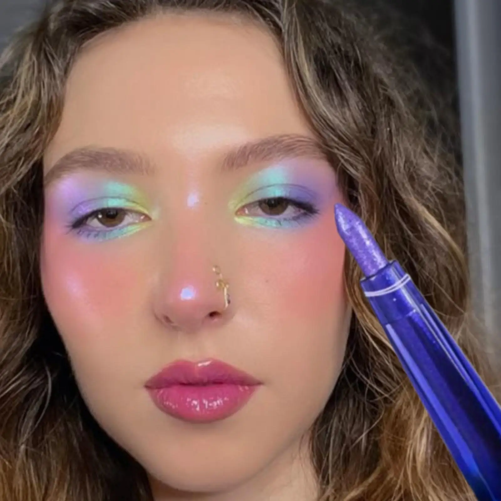 1 lápiz de sombra de ojos delineador de ojos resistente al agua brillante, antimanchas, sedoso, iluminador, púrpura/azul/verde, adecuado para maquillaje de escenario