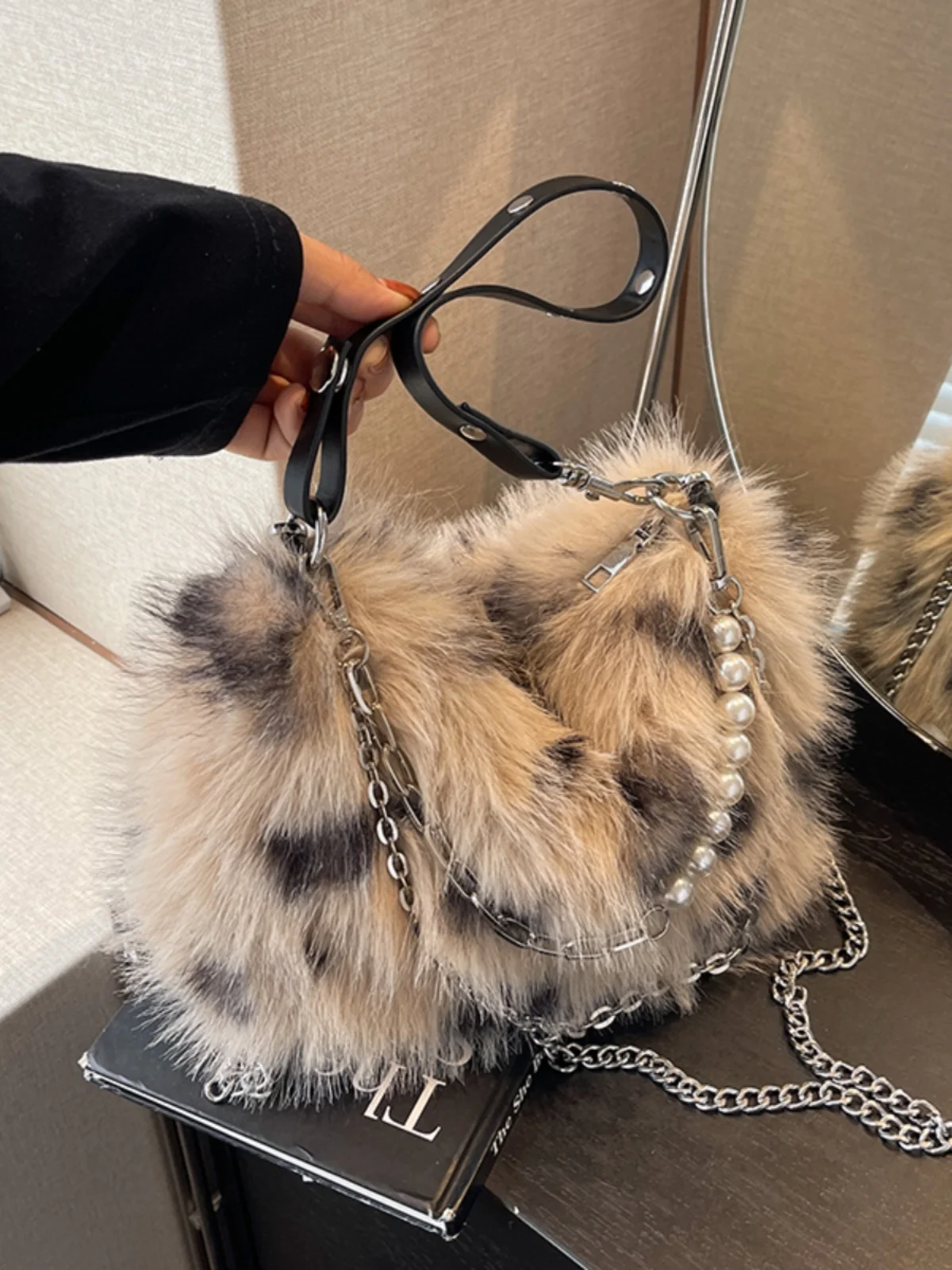 2023 Women\'s Plush Shoulder Bags Female Autumn Winter Underarm Bag Leopard Pattern Fluffy Pearl Chain Totes Lady Small Purses