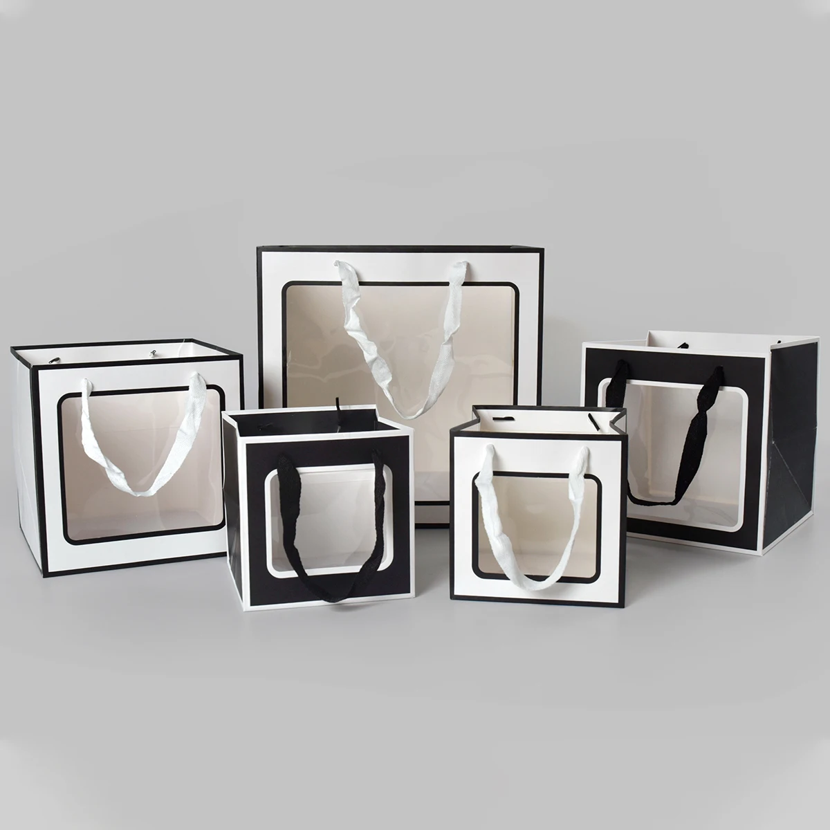 

Black and white minimalist square gift bag; handbag for clothing store; baking bouquet birthday gift bag; hand-held bag.