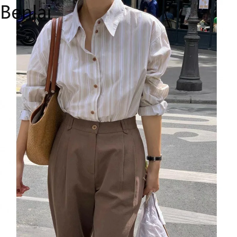 Il design fresco e versatile del colletto a righe di inizio autunno del blogger con una camicia monopetto a maniche lunghe per la camicia da donna