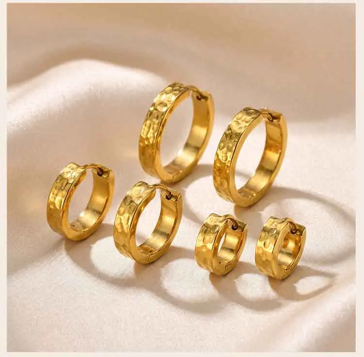 18K vergoldete Creolen für Damen, gehämmerte Huggie-Ohrringe aus Edelstahl, hypoallergene Vintage-Ohrringe, Schmuckgeschenk – Detail 3