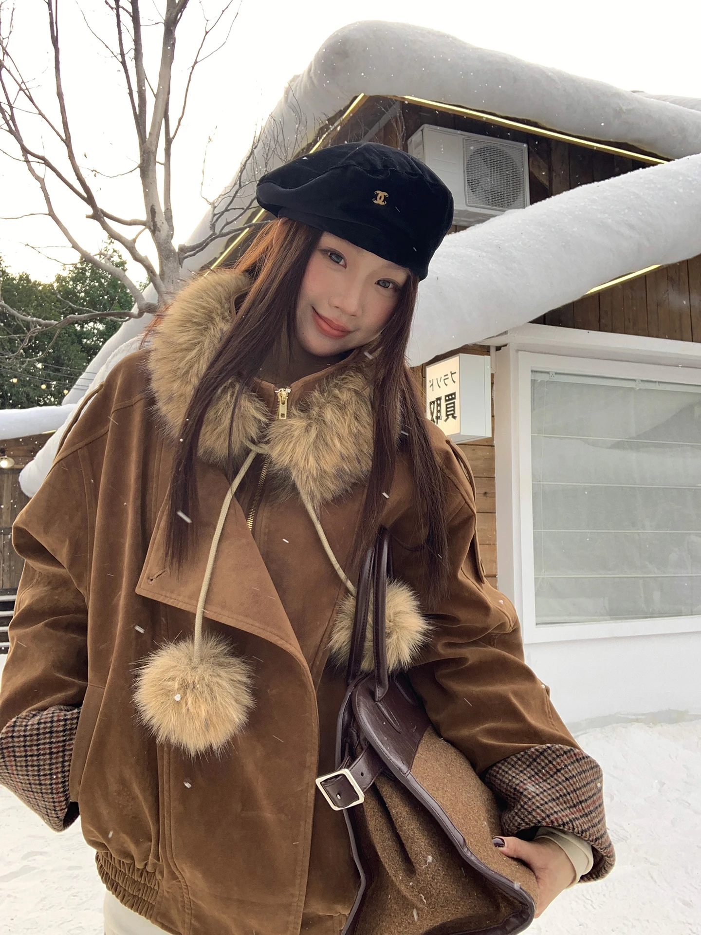 

Красное замшевое пальто Celebri Bargin для женщин, осень-зима 2025, новое, с хлопковой подкладкой, меховым воротником, высококачественное, цвета карамель, с хлопковым наполнителем.