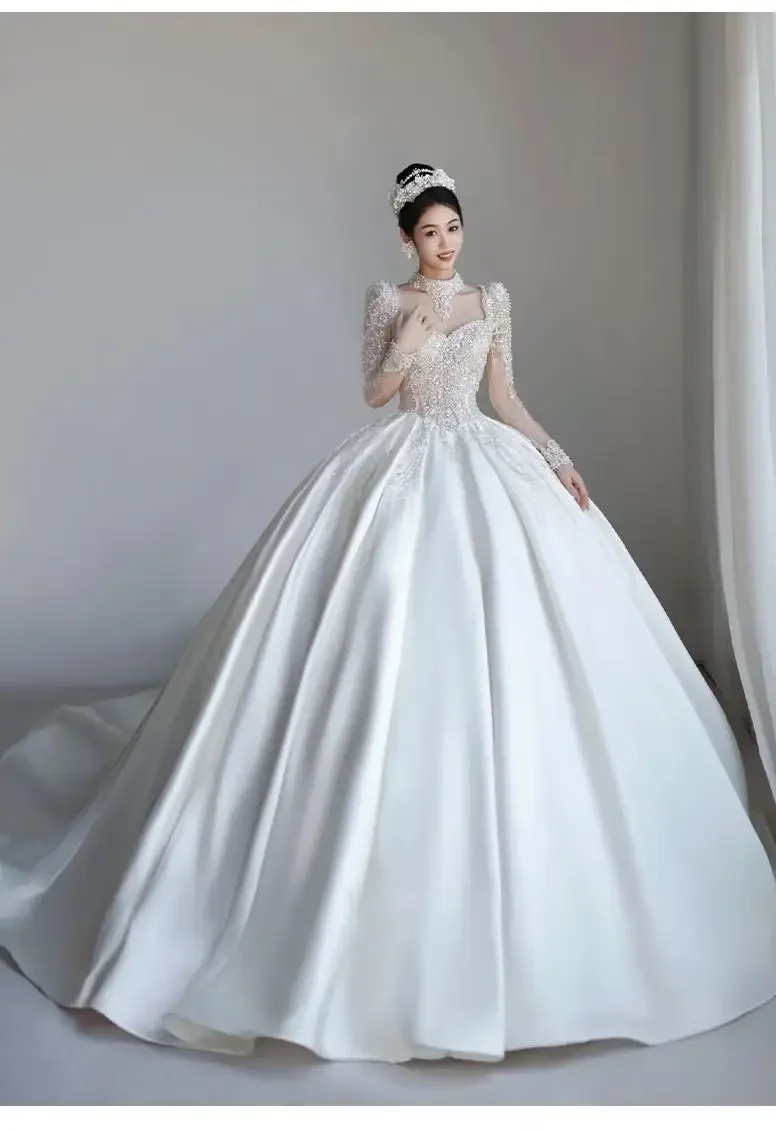 새틴 주름 트레일링 신부 웨딩 드레스 긴 소매 복고풍 하이 엔드 질감 레이스 우아한 진주.