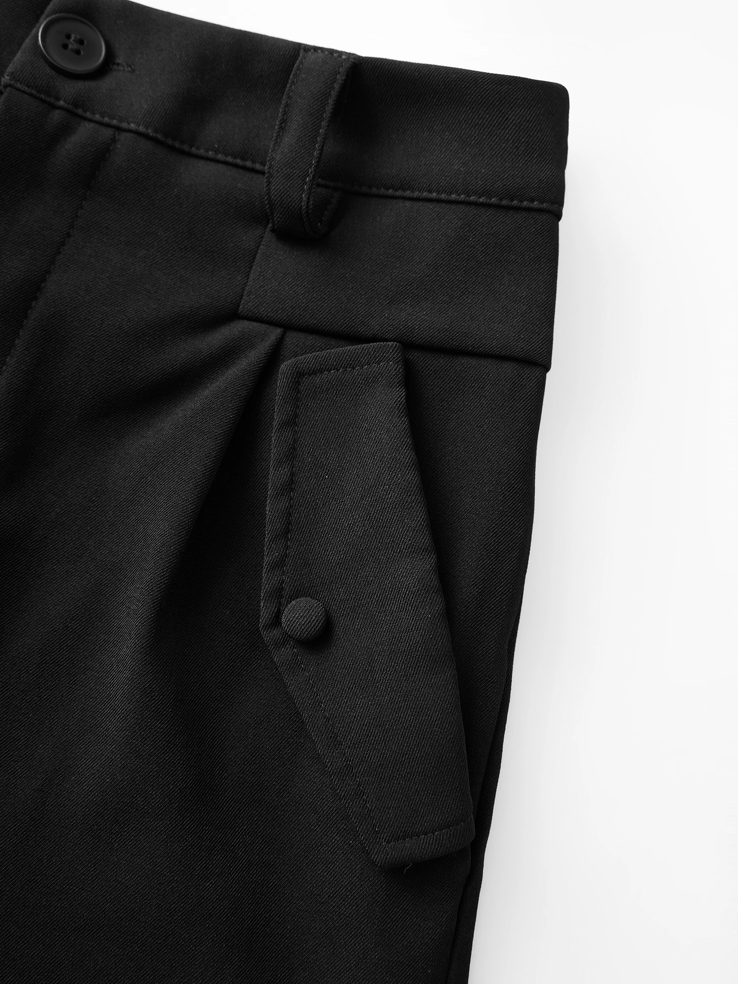 Eleganckie damskie szorty z szerokimi nogawkami i wysokim stanem, z kieszeniami, idealne do pracy lub codziennego noszenia w biurze.