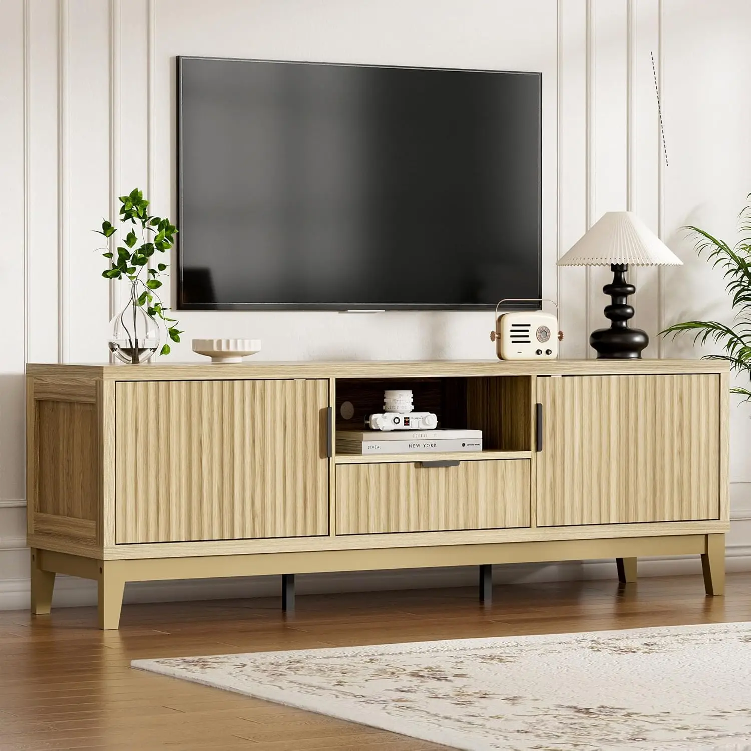 

Тумба под телевизор с рифленой отделкой, 59 дюймов, для телевизоров до 65 дюймов, деревянный медиацентр с шкафами для хранения, современный консольный столик с отделениями для хранения.