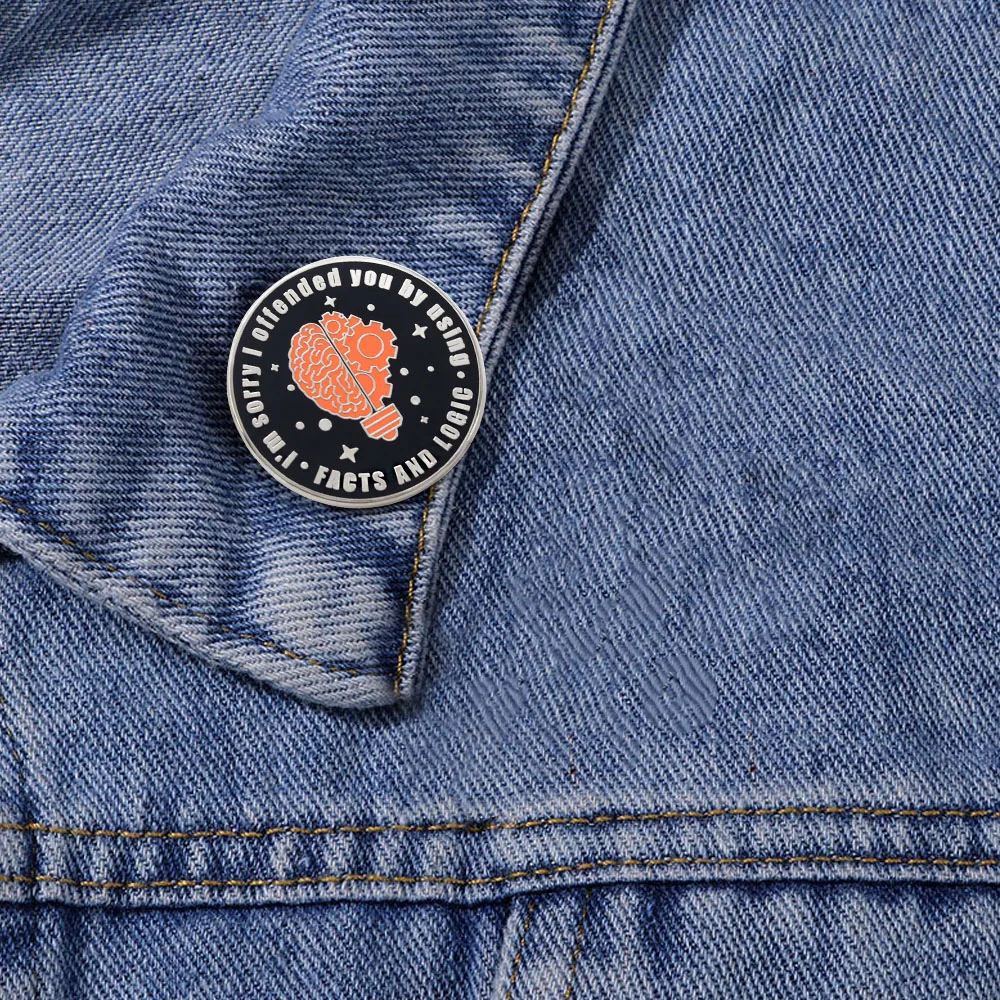 Es tut mir leid, dass ich Sie mit Fakten und Logik beleidigt habe. Emaille-Pin mit humorvollem Zitat, Brosche, Geschenk für Kulturbegeisterte, Accessoire. – Detail 9