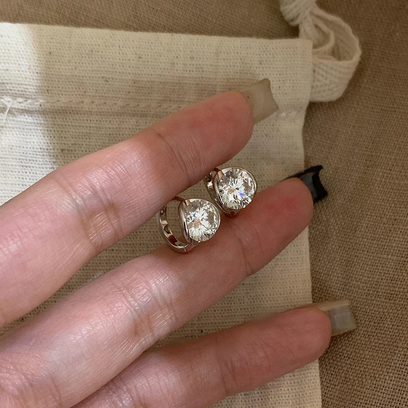 Schlichter, stilvoller Mini-Ohrclip mit funkelndem Zirkonia – Trendiger Metallschmuck 2026 für Damen – Vielseitige Mode-Ohrringe für den Alltag – Detail 9