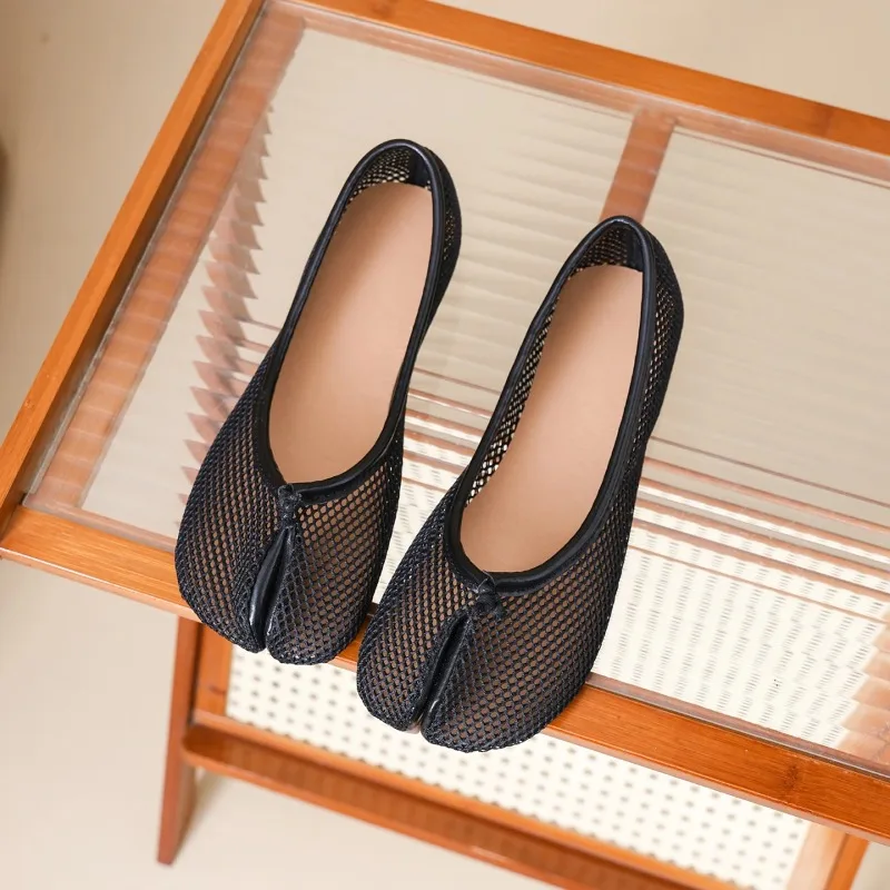 

Retro Split-Toe Horse Hoof Shallow Single Shoes for Women 2026 New Woven Fishnet Slip-On Granny Shoes