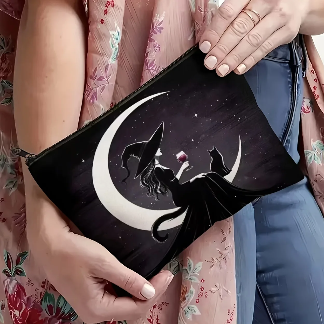 

Темная художественная косметичка с серым рисунком ведьмы, вороны и полнолуния — дорожная косметичка из полиэстера, застежкой-молнией и ремешком-цепочкой