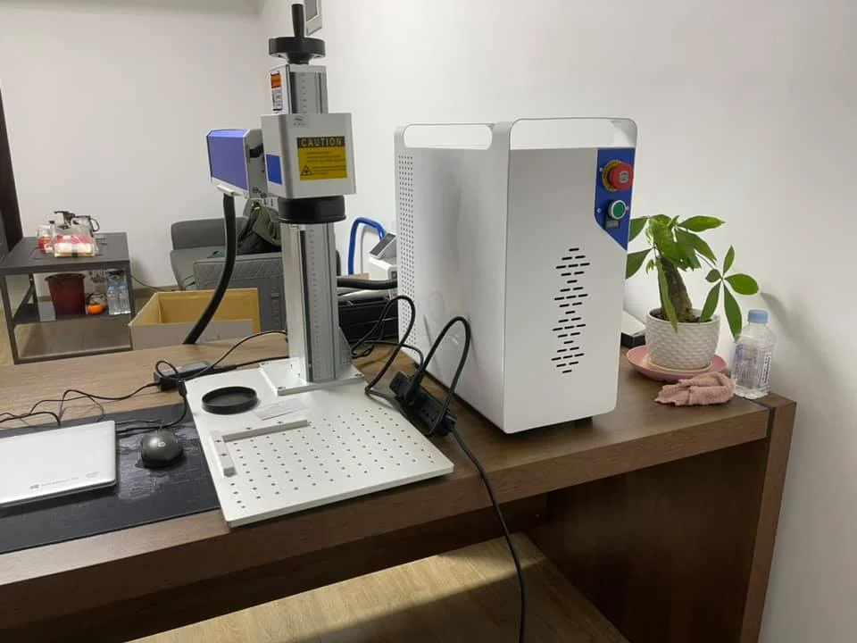 

Портативные 3D-гравировальные станки 20 Вт, 30 Вт, 50 Вт, 60 Вт, 100 Вт, 200 Вт с лазерами JPT Mopa M7 Max Raycus для гравировки оружия и ювелирных изделий