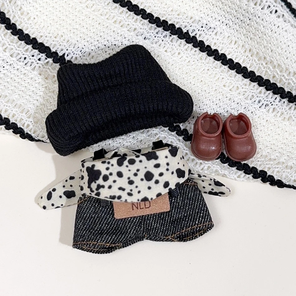 ชุดตุ๊กตา Mini Labubu Pin For Love สีดำ พร้อมสายคาดผม V4 อุปกรณ์เสริมตุ๊กตา ตุ๊กตาผ้าพลัฌ พวงกุญแจสำหรับใช้งานกลางแจ้ง ชุดน่ารัก ของเล่น ของขวัญ