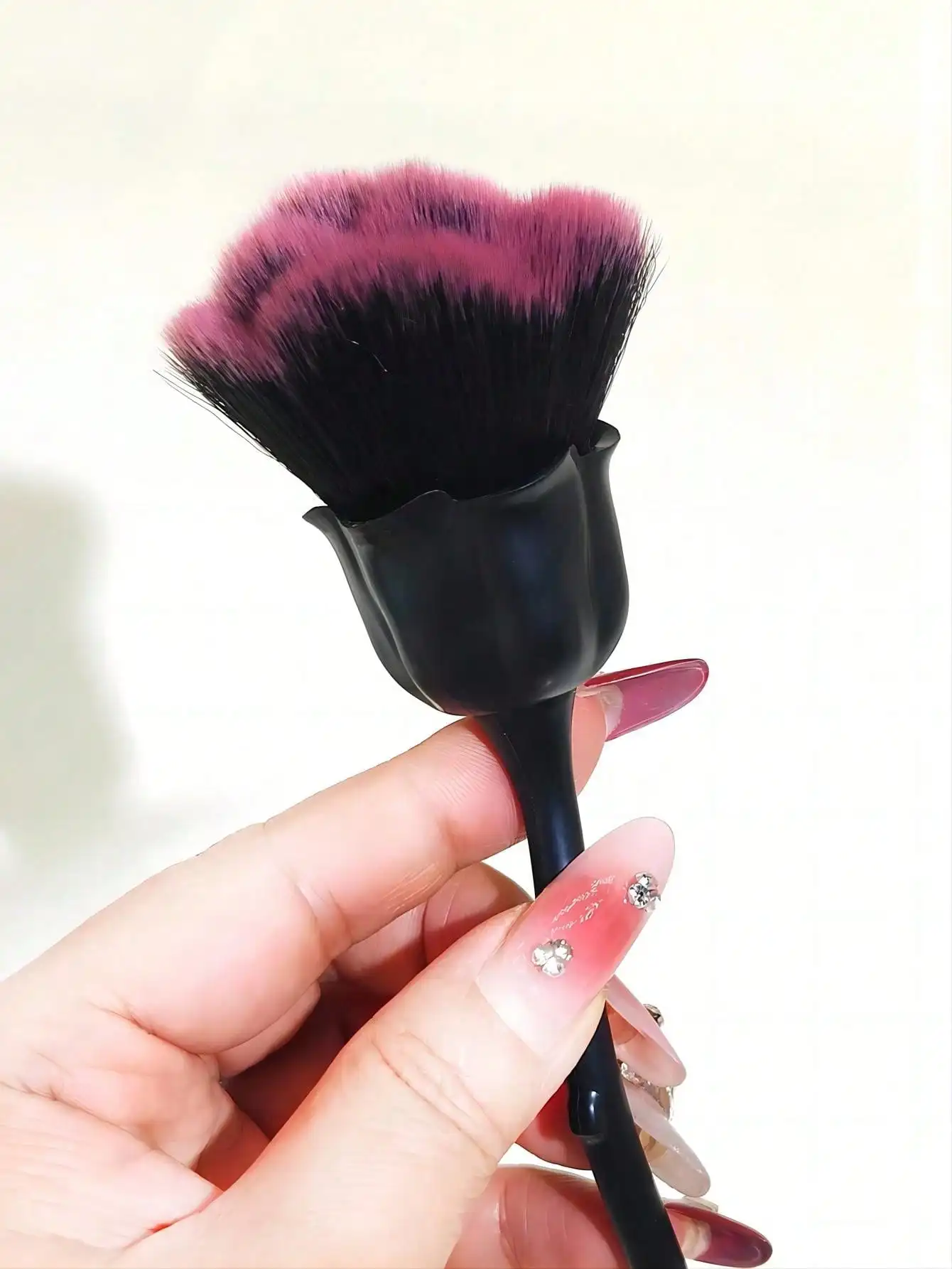 Zestaw pędzli do makijażu Black Rose Gradient z 1 Beauty Blender - puszysty pędzel do podkładu Rose Design i rozszerzalna gąbka do makijażu na mokro/sucho