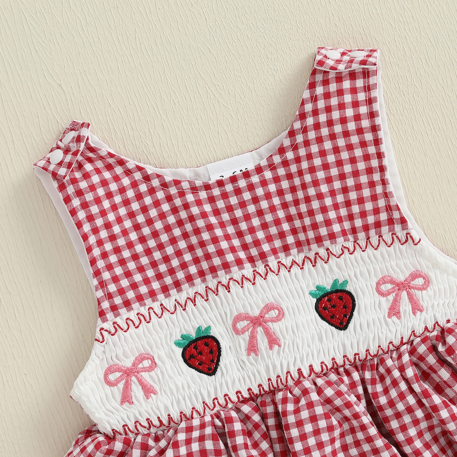 

Платье-комбинезон в клетку для маленьких девочек, боди без рукавов с вышивкой и клубничным бантом, милая летняя одежда