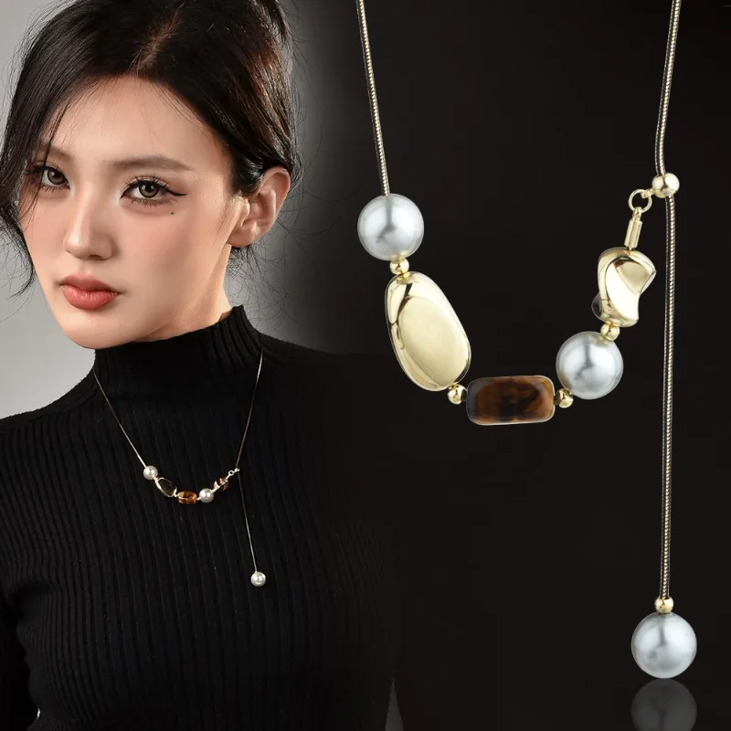 سلسلة سترة معدنية مربعة غير منتظمة بطيات فضية على شكل عين النمر للنساء، قلادة عصرية ورجعية