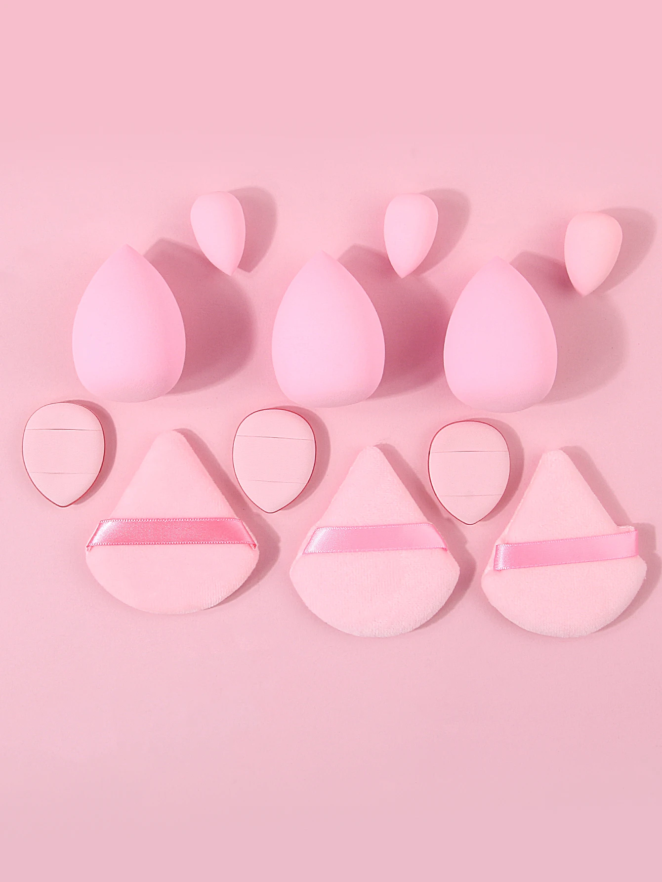 Le ensemble d'éponges de maquillage rose 12 pièces comprend 3 œufs de beauté, 3 bouffées de poudre triangulaires, 3 mini œufs de beauté et 3 bouffées de poudre pour le pouce