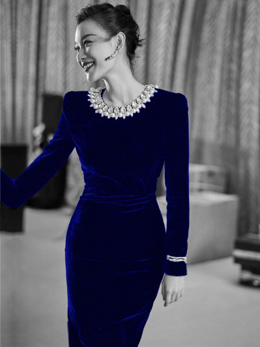 

Элегантное синее бархатное платье для женщин с изысканной вышивкой, идеально подходит для новогодних встреч и вечеринок, с завышенной талией, приталенного кроя.