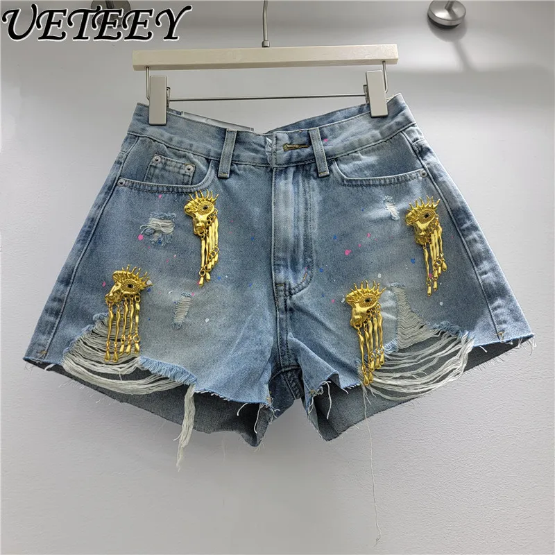 

Женские джинсовые шорты в стиле хип-хоп и рок, с эффектом потертости и рваным краем, летние, новинка 2026 года, свободные, стройнящие, с металлическими бахромами, джинсовые шорты-хотпэнты