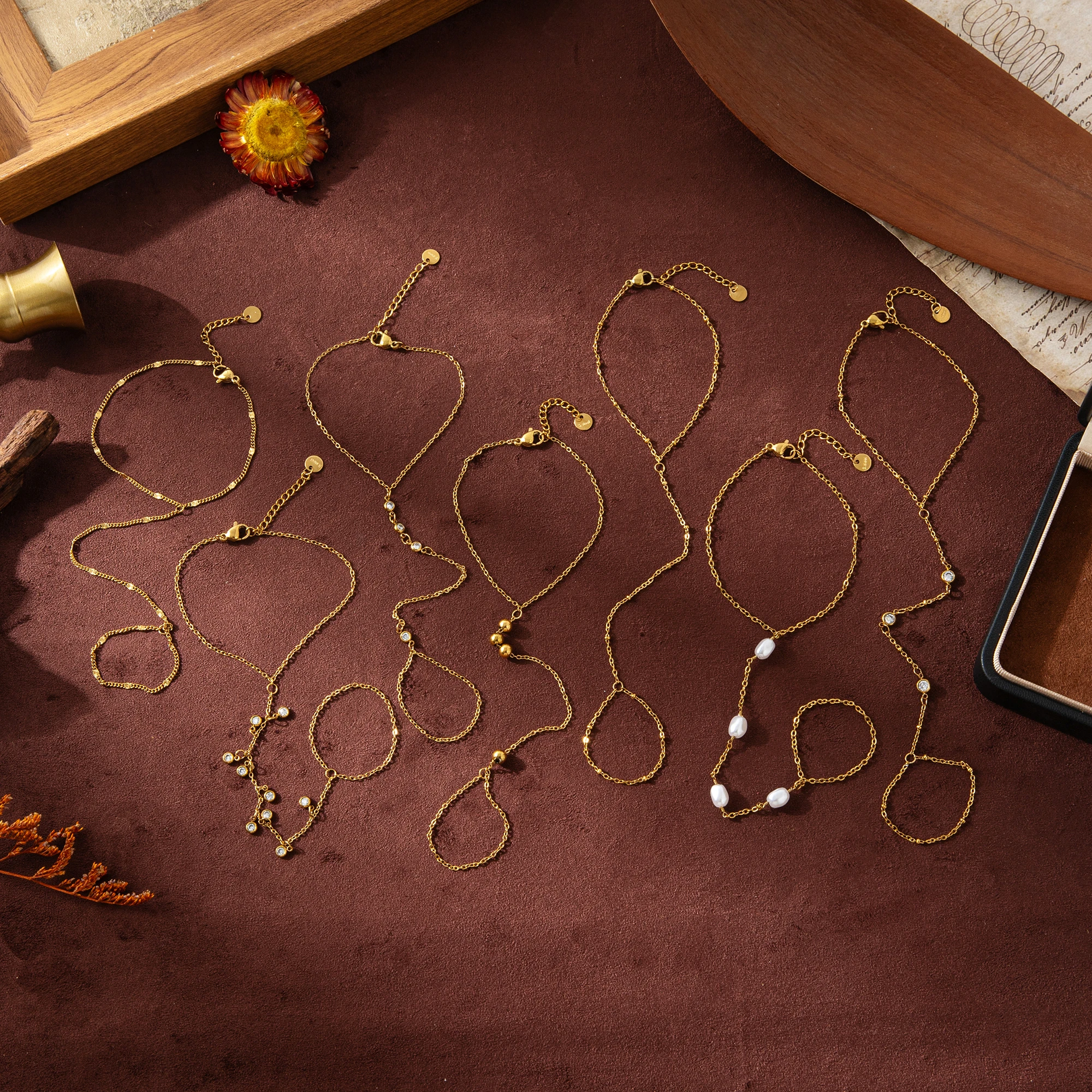 

Fashion bracelet with diamond small disc stainless steel finger clip bead finger chain gift for girls