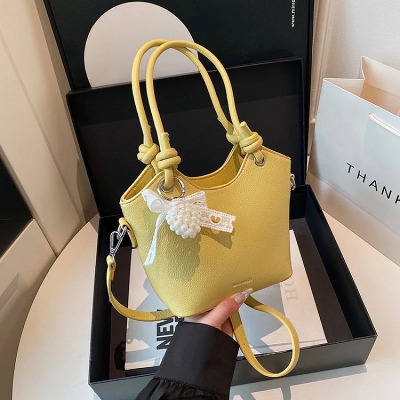 

Vintage Style Barrel Bag For Ladies With Rounded Shape And Soft Luxurious Leather Construction
