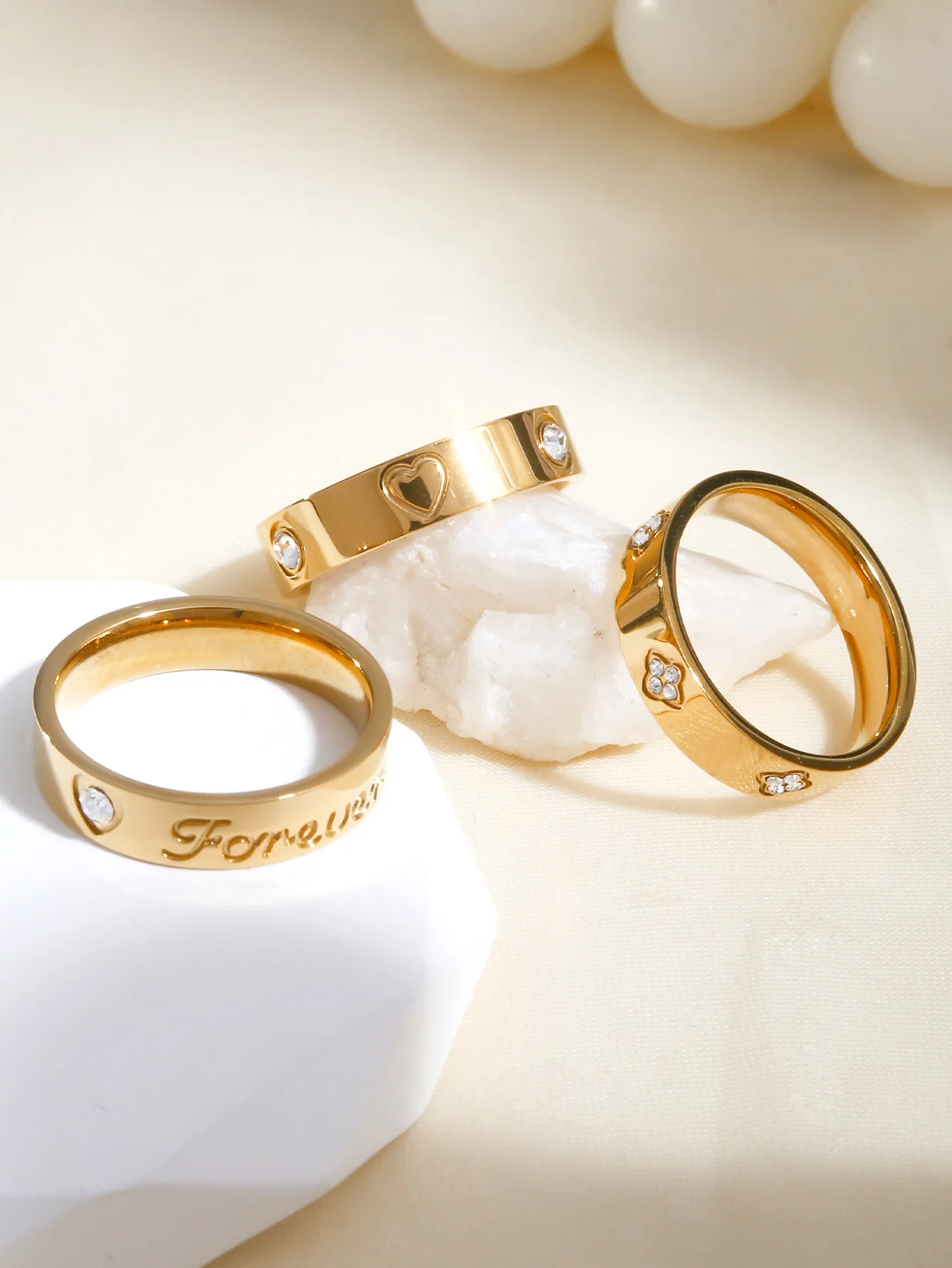 Exquisito anillo ligero de lujo de acero inoxidable chapado en oro de 18 quilates con diamantes trébol de cuatro hojas, corazón, anillo con monograma de amor para mujer