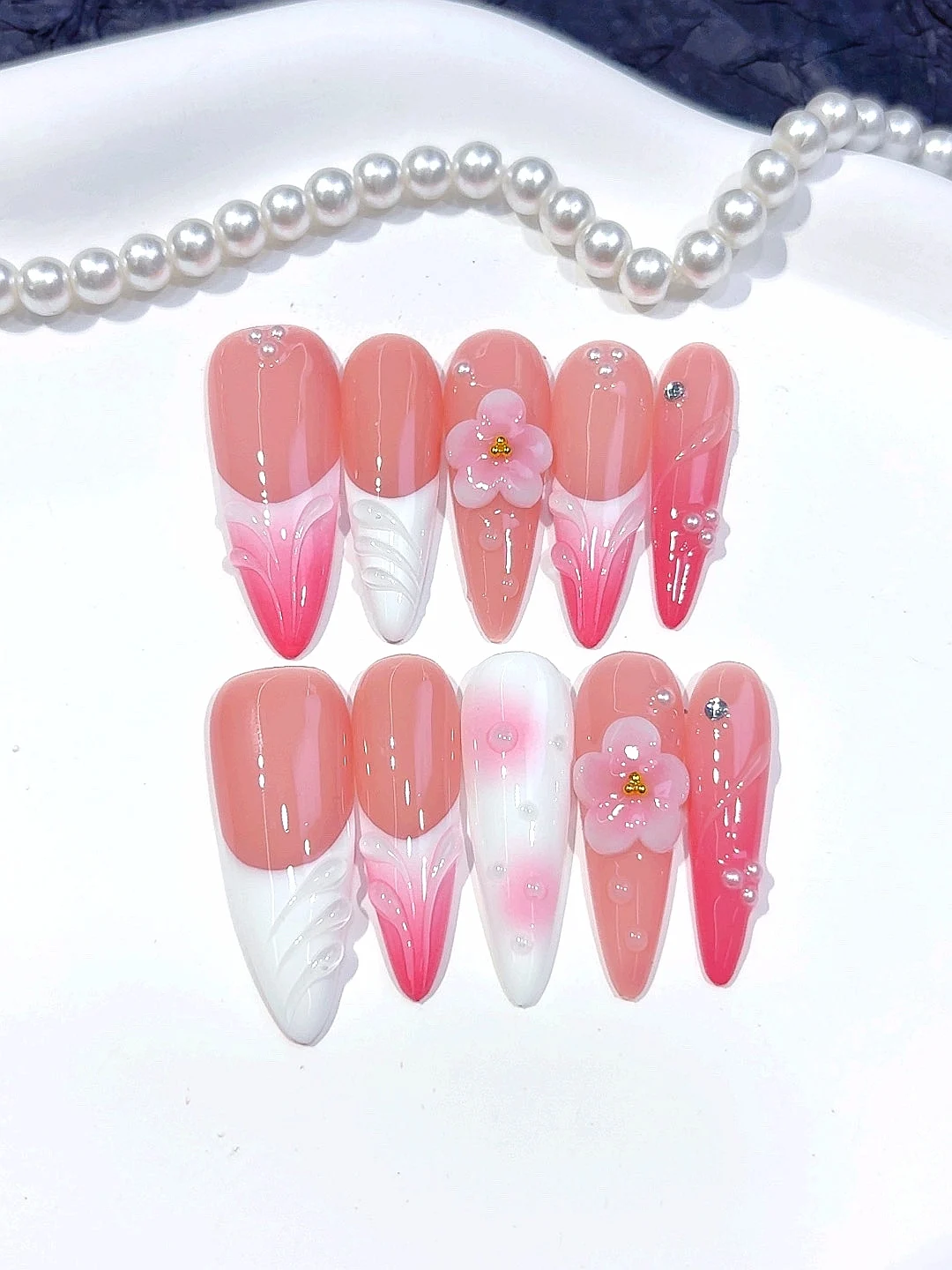 เล็บปลอมลายดอกไม้สีชมพูไล่เฉดประดับเพชรทรงอัลมอนด์ (D565)