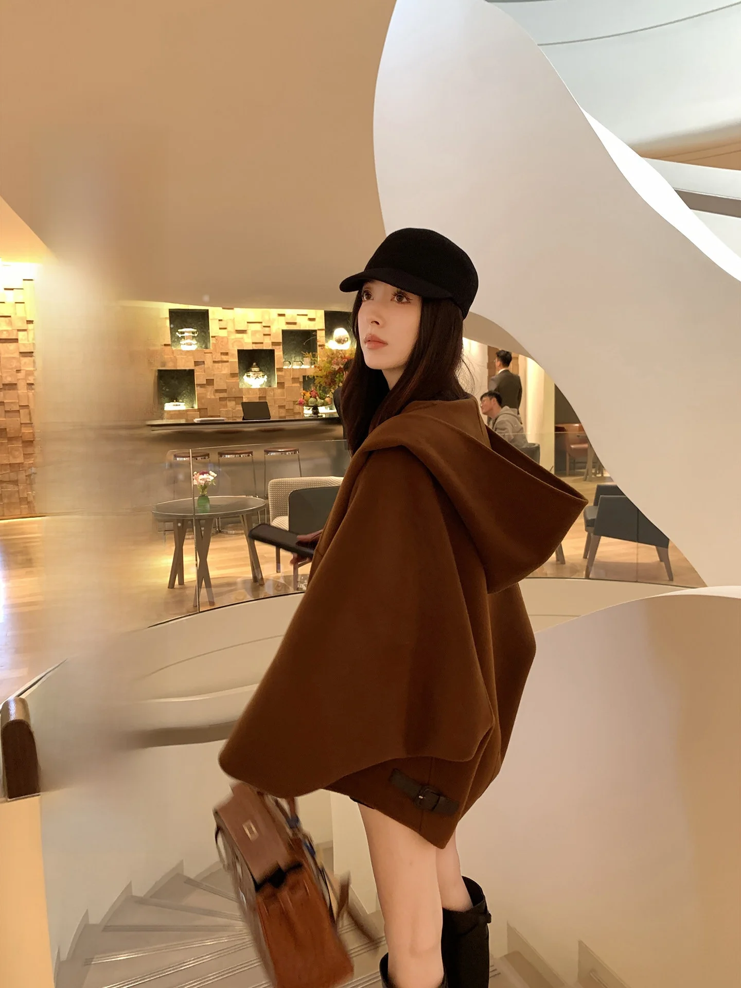 

Пальто Aboutpoem ручной работы из двусторонней шерсти с отделкой из меха ягненка 00% и пуговицами из искусственной кожи, простое повседневное пальто с длинными рукавами для женщин