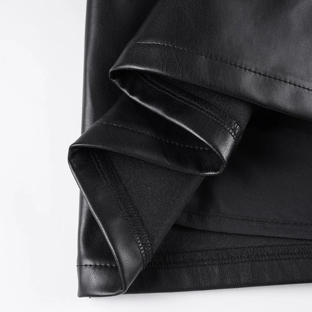 กระโปรงหนัง PU ทรงเข้ารูป เอวต่ำ ผูกเชือก แต่งขอบโลหะ มีซับใน สีดำ ทรงไม่สมมาตร ความยาวครึ่งตัว