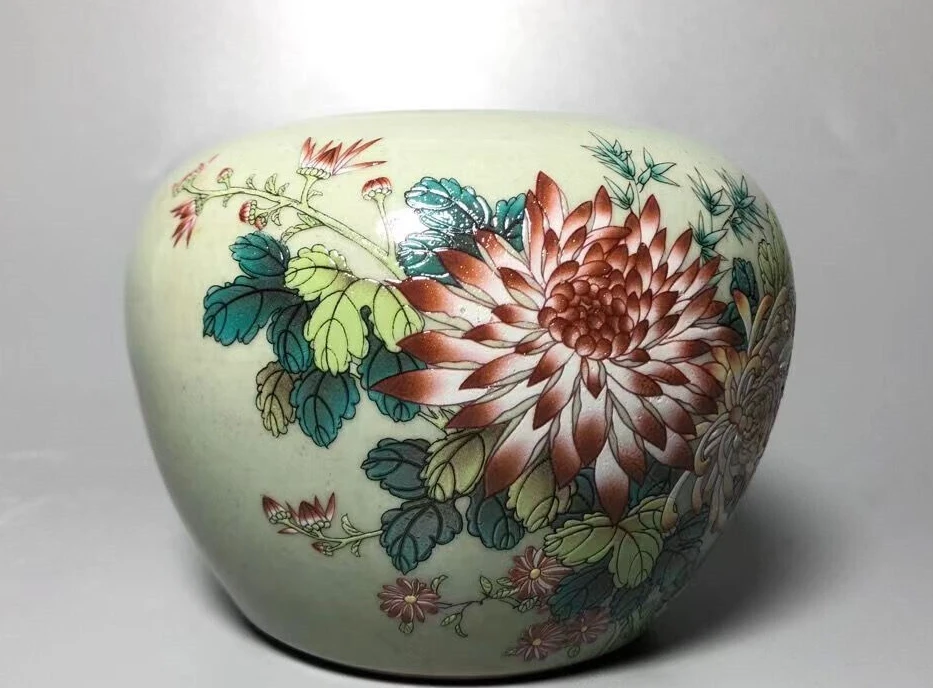 

Exquisite Chinese Porcelain Painted Chrysanthemum Pattern Jar