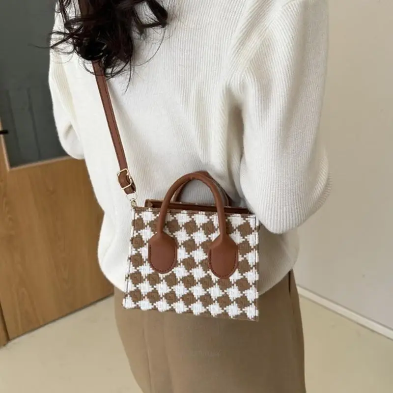 X5XA Stylish Checkered Shoulder Bag for Women Lightweight and Versatile Crossbody Bag