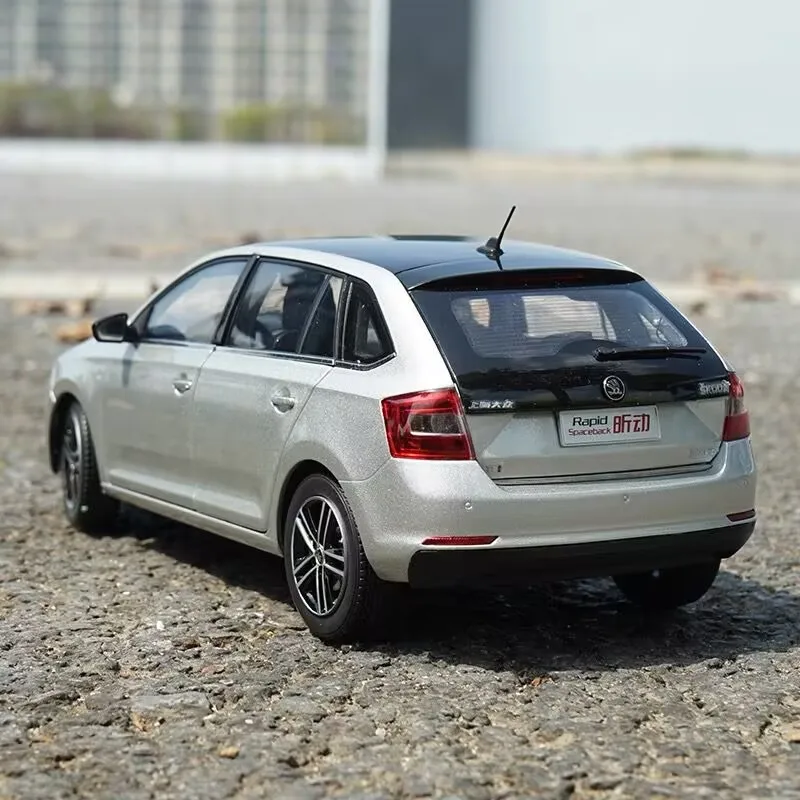 

1:18 SKODA Rapid Spaceback Alloy Wagon Car Model Diecasts Metal Vehicles Car Model High Simulation Collection Childrens Toy Gift