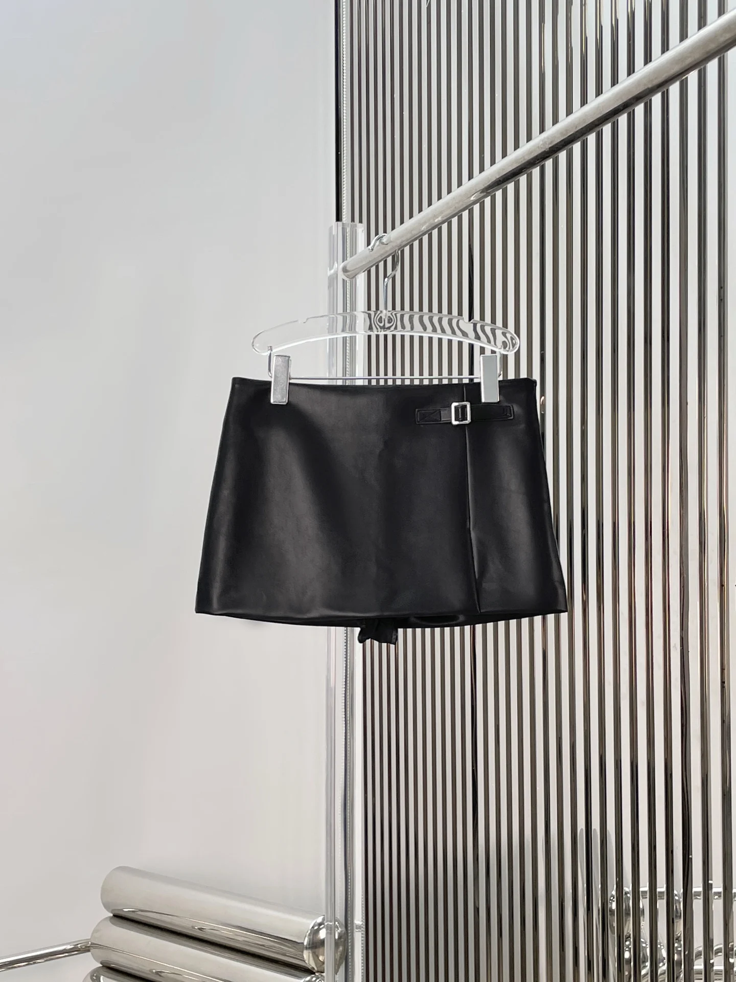 

Асимметричная юбка А-силуэта с высокой талией и металлическим декором из протеиновой кожи для женщин, весна 2026