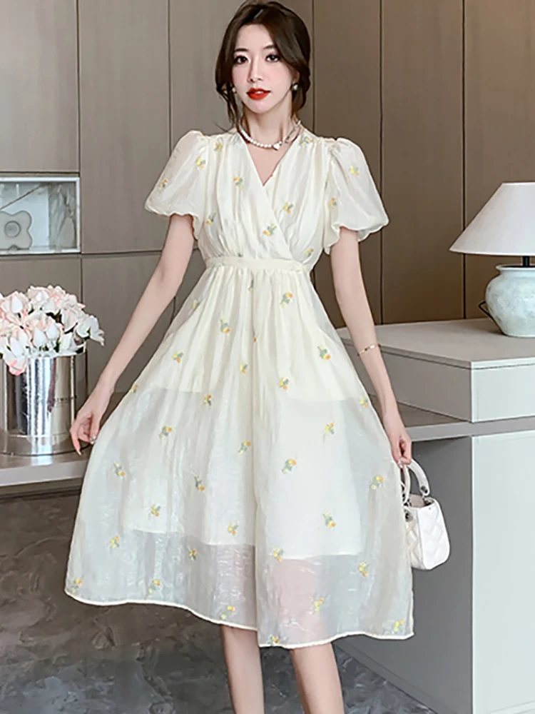 

2025 Новое модное платье миди с цветочной вышивкой, летнее повседневное платье с пышными рукавами и v-образным вырезом, женские корейские облегающие праздничные платья