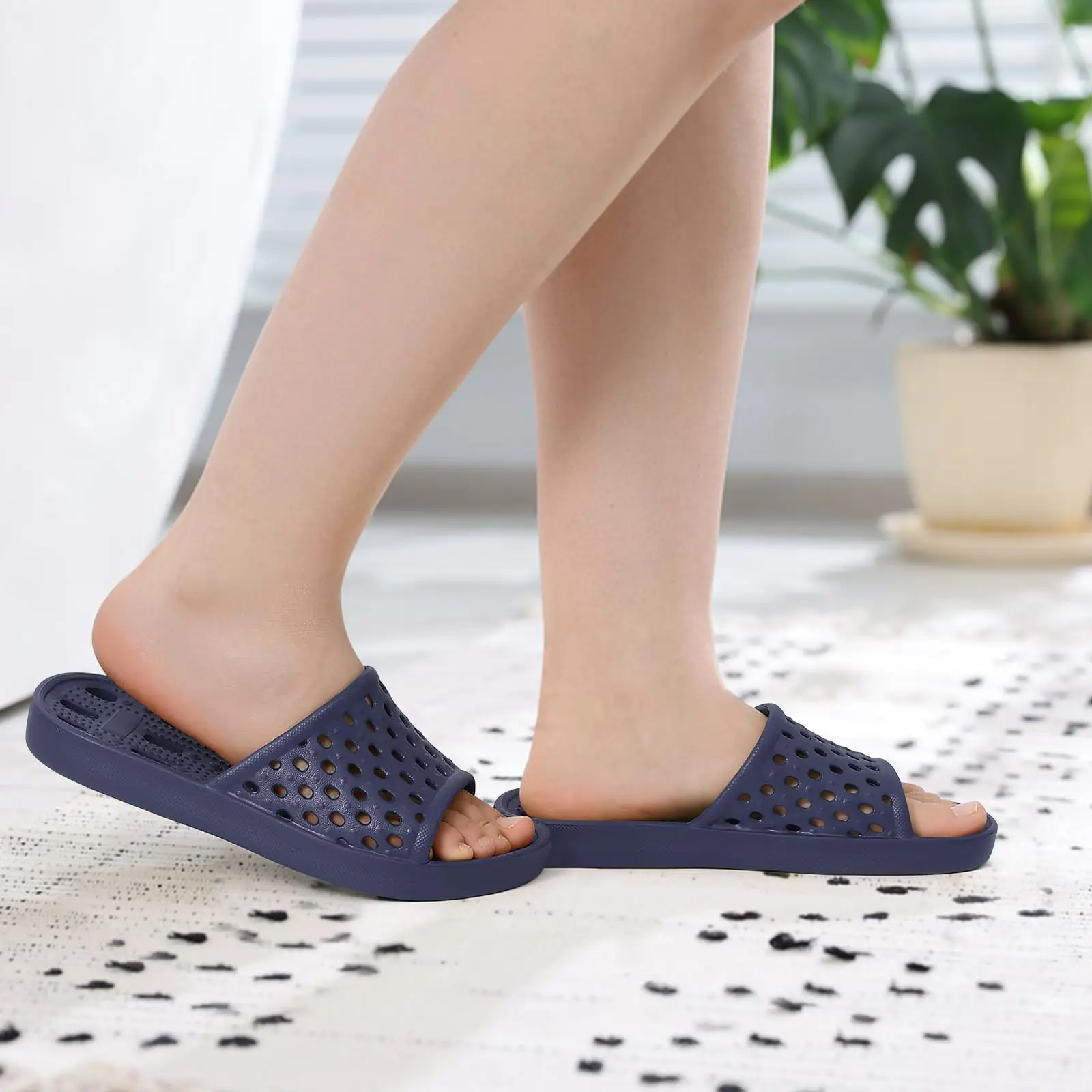 Sandálias de banho femininas Comwarm, duráveis, de secagem rápida, com orifícios de drenagem, sola macia, ideais para praia e banheiro._voghion.com