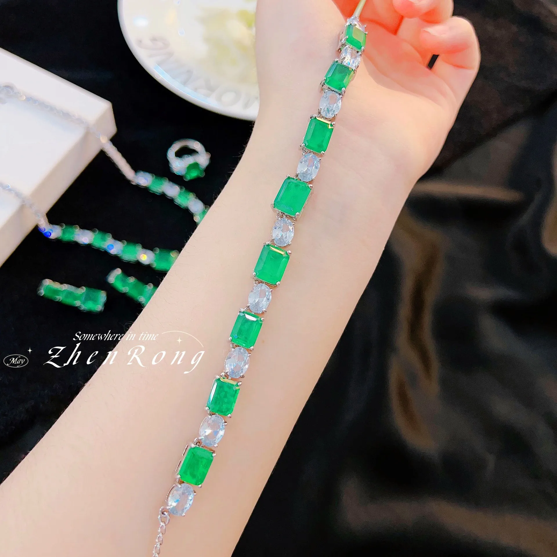 S925 Sterling Silber Halskette Armband Ring Ohrstecker Quadratischer Diamant Baumwollgrüner Smaragd Set Farbiger Schatz Grüner Diamant Damen – Detail 6