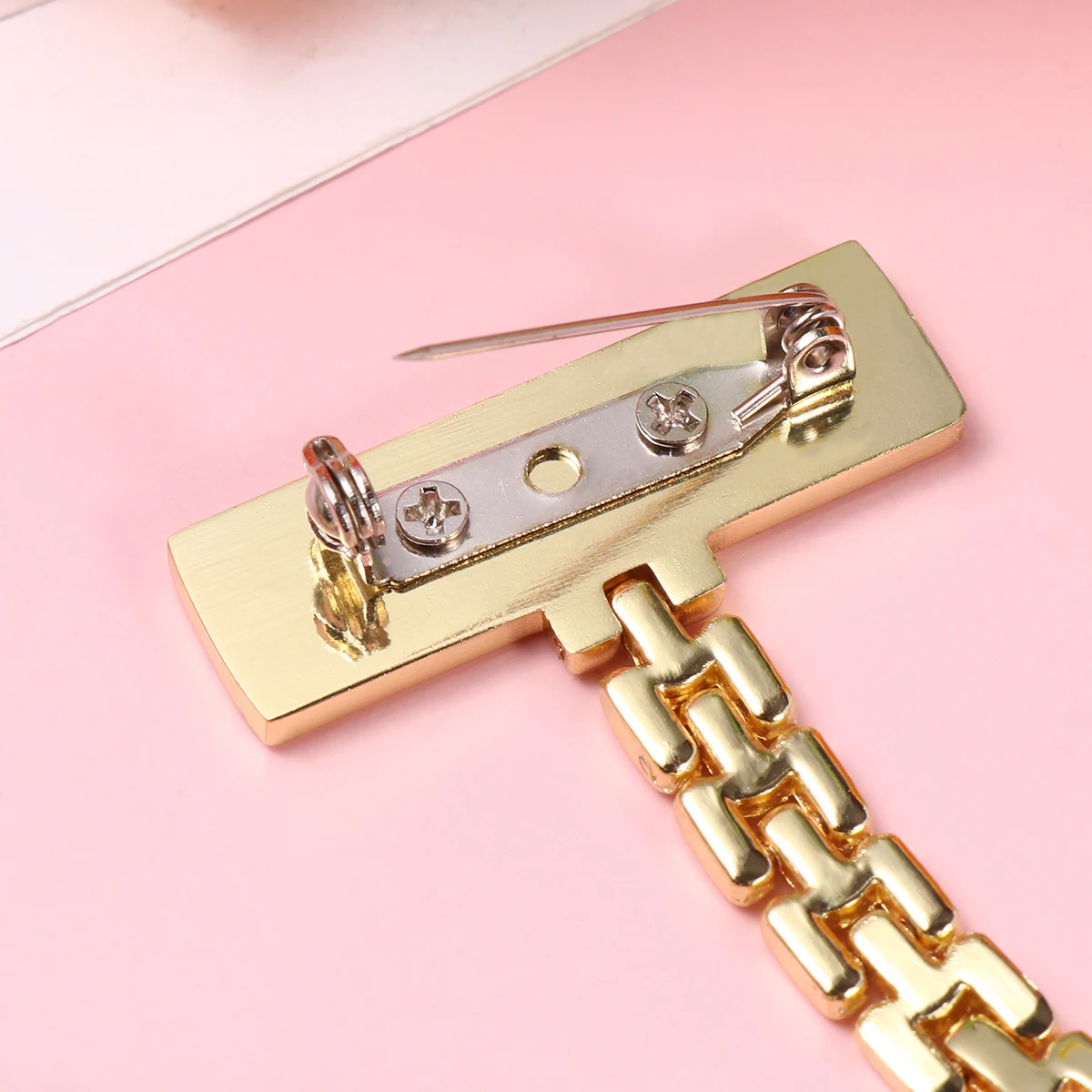 ساعة جيب مصنوعة من خليط معدني عقارب ذهبية مضيئة بتصميم بسيط للممرضات والأطباء ودبوس أمان من سبائك الزنك هدية ساعة معلقة