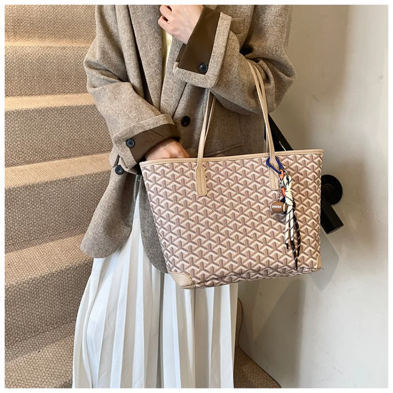 حقيبة سلسلة مبطنة ربيعية لعام 2025 للنساء، محفظة تحت الإبط بتصميم متخصص، حقيبة كتف فاخرة بحزام كروس قابل للتعديل